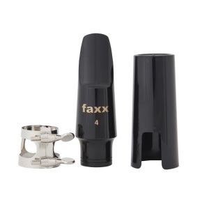 Alttosaksofonin suukappale Faxx kiristimellä ja suojuksella